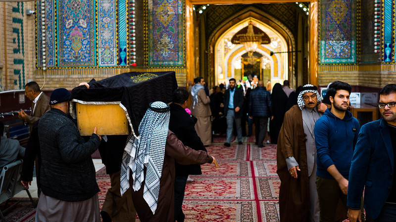 伊拉克Iraq什葉派清真寺內舉行傳統葬禮儀式金色伊斯蘭建築裝飾與彩色磁磚藝術