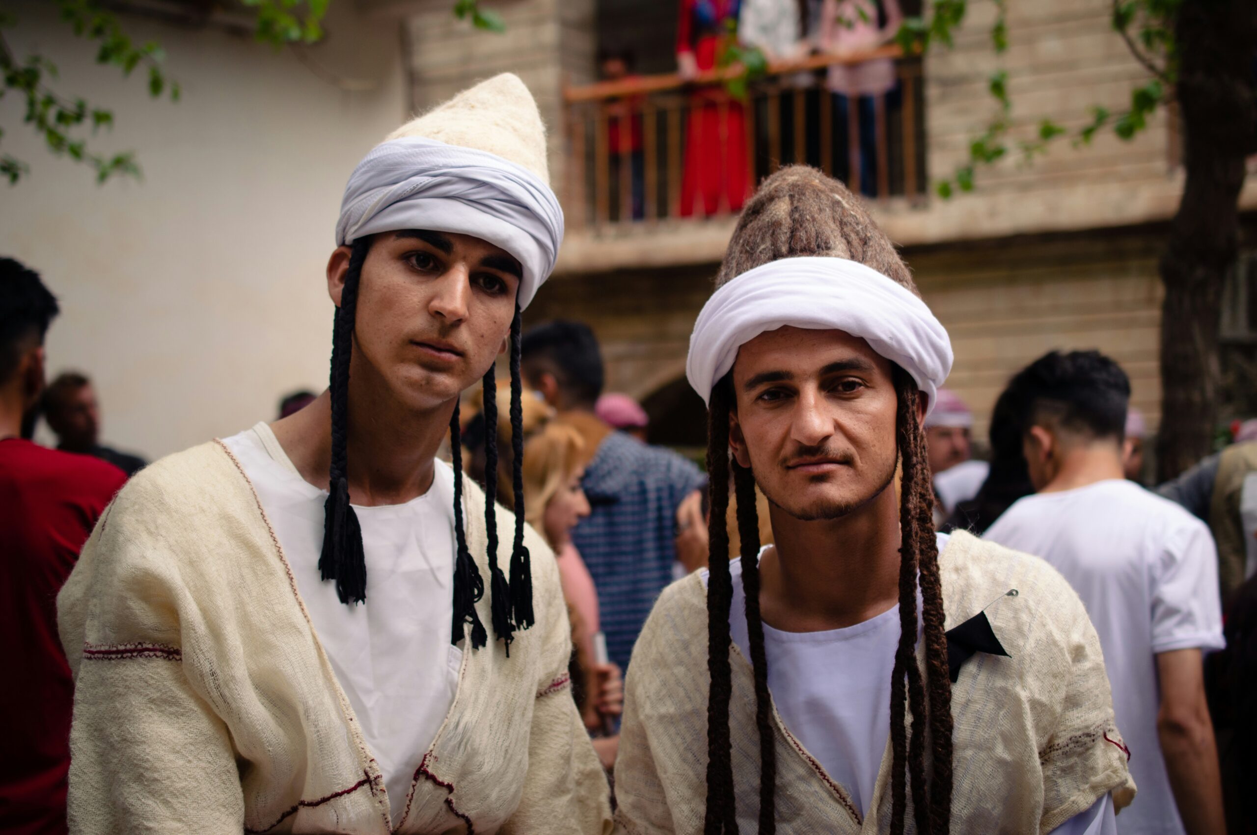 庫德斯坦Kurdistan傳統服飾男性配戴白色頭巾與編織長辮子參加文化慶典中東民俗活動