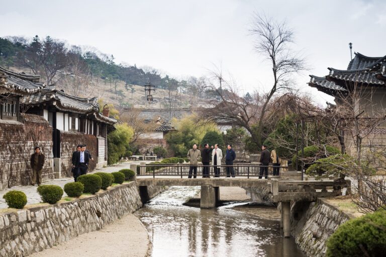 Kaesong,,North,Korea,-,March,25,,2008:,North,Korean,Men