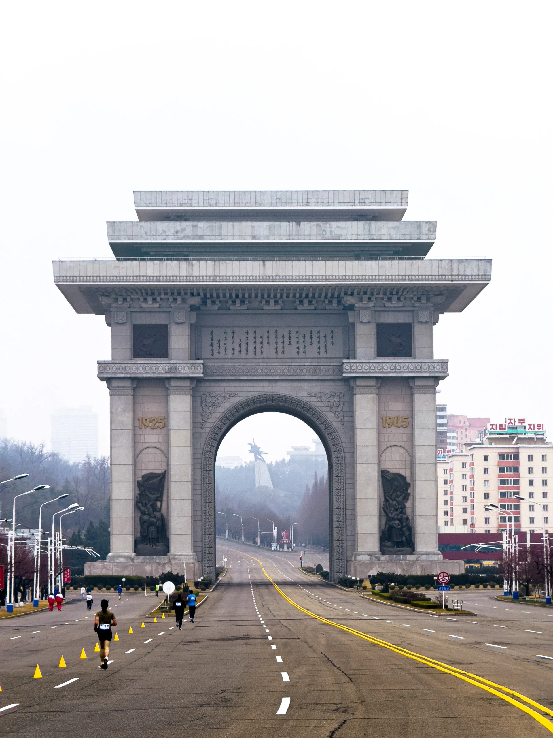 北韓馬拉松賽道經過平壤凱旋門 - TravPholer